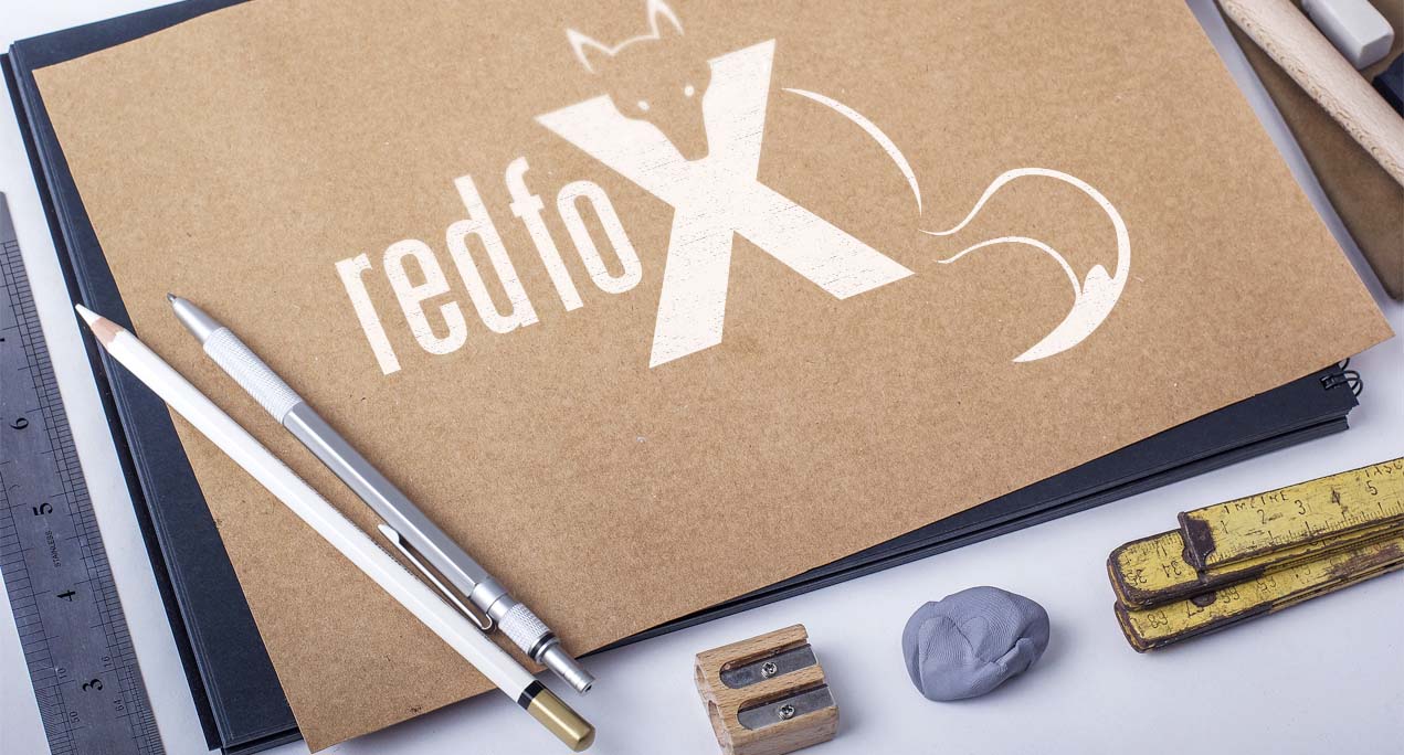 Projekt logo firmy RedFox na szkicowniku
